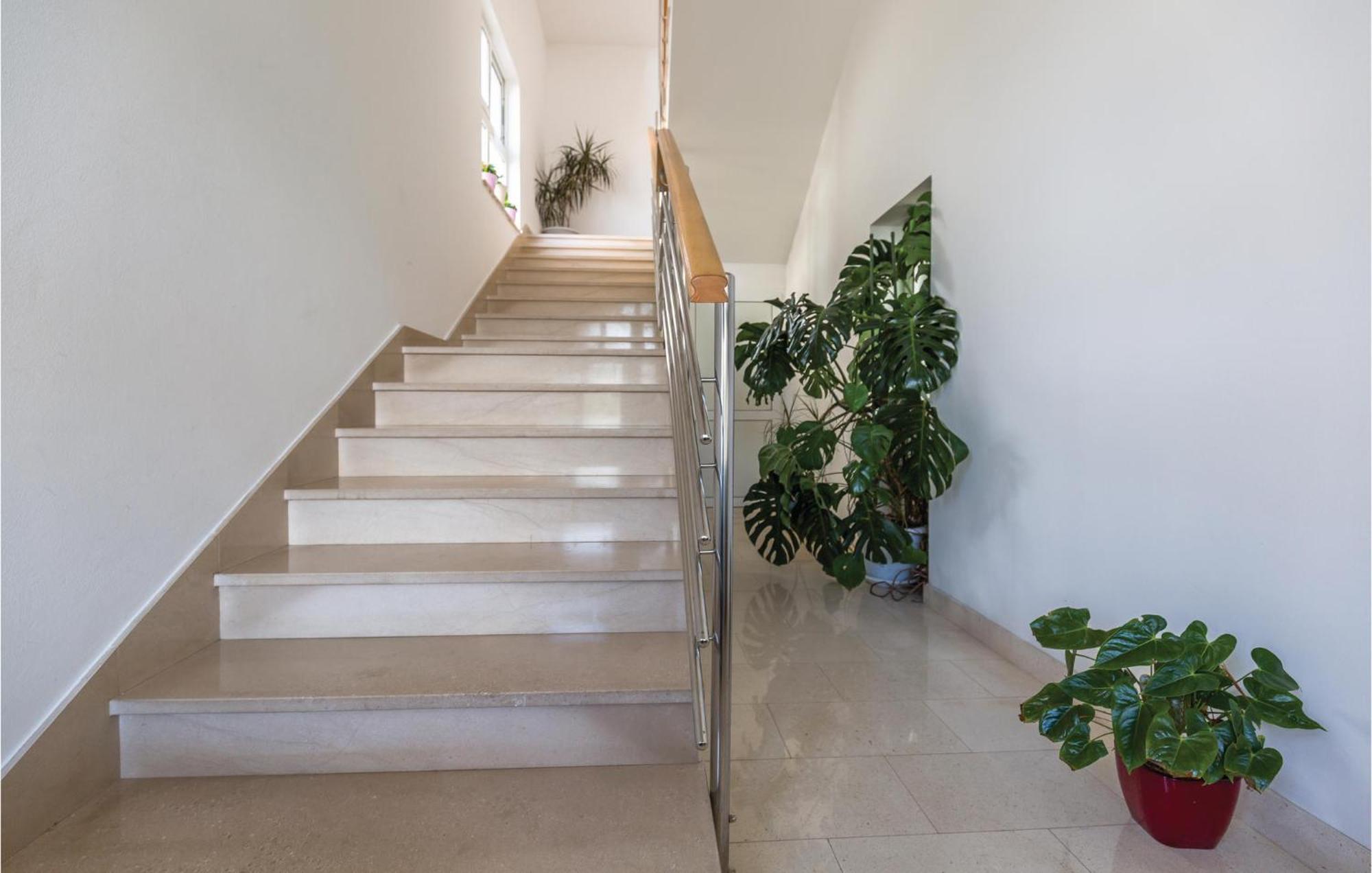 1 Bedroom Stunning Apartment In Makarska Exteriör bild