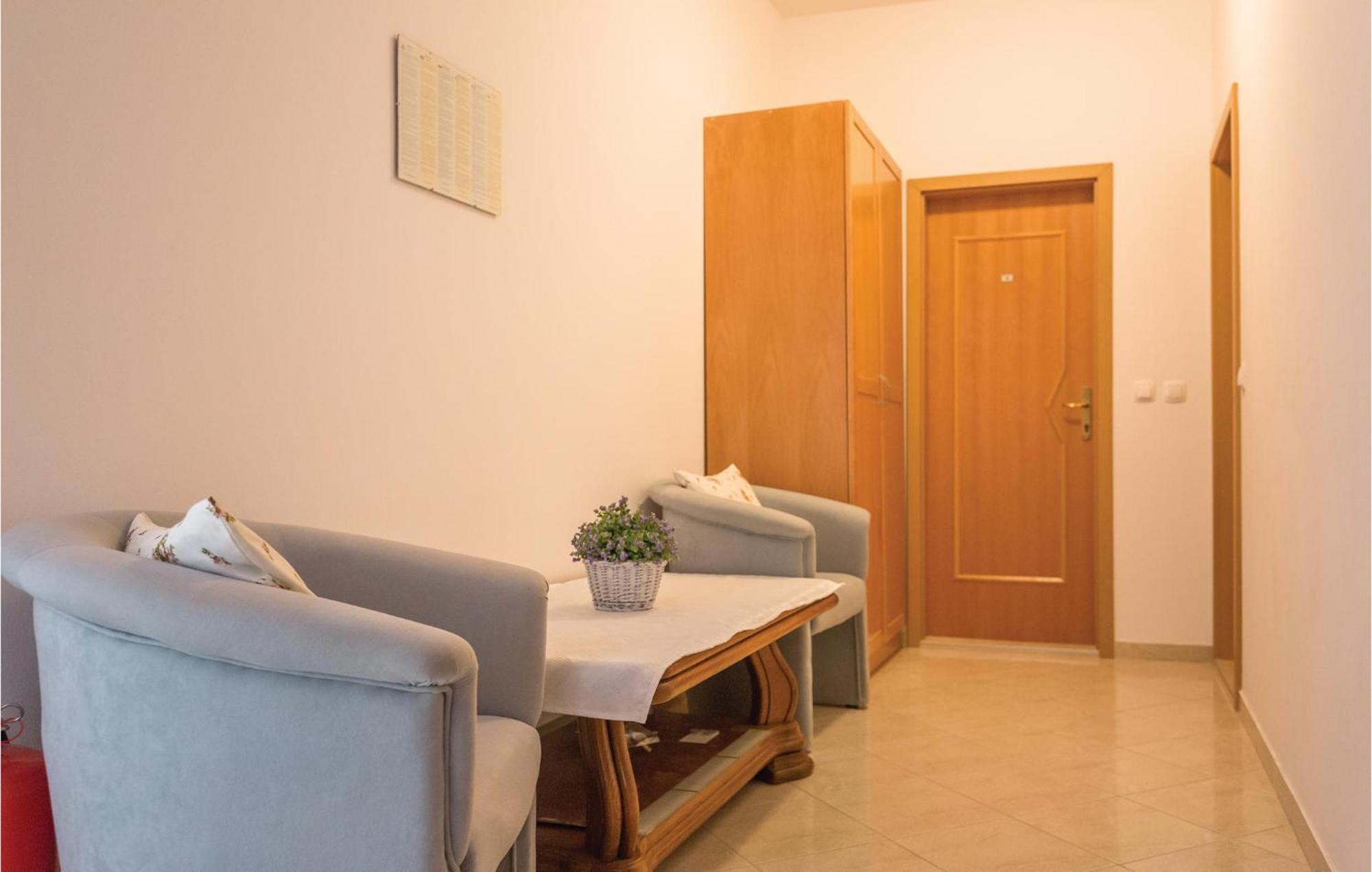 1 Bedroom Stunning Apartment In Makarska Exteriör bild