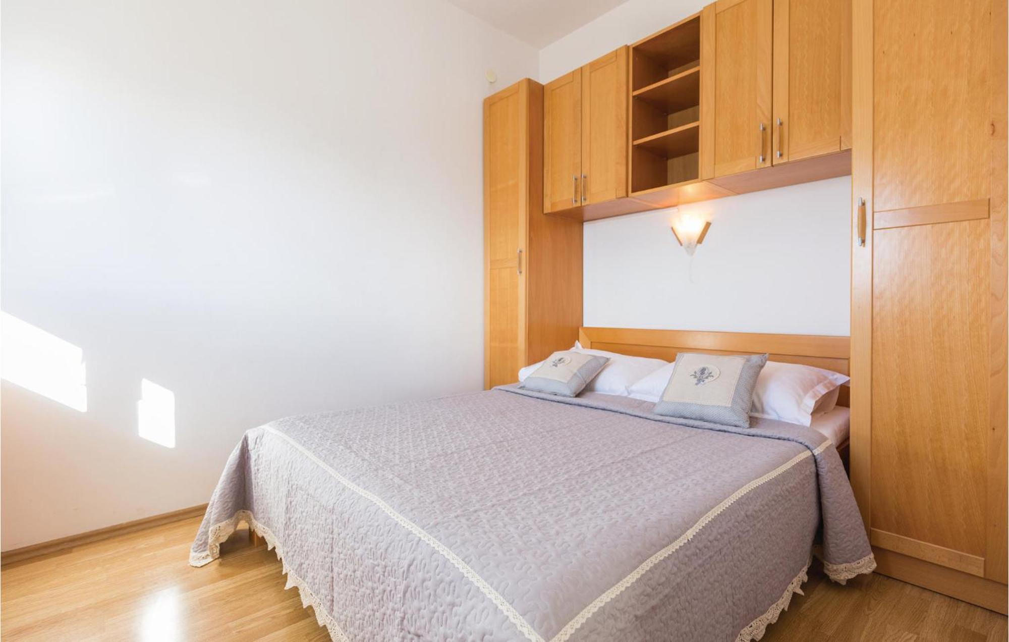 1 Bedroom Stunning Apartment In Makarska Exteriör bild