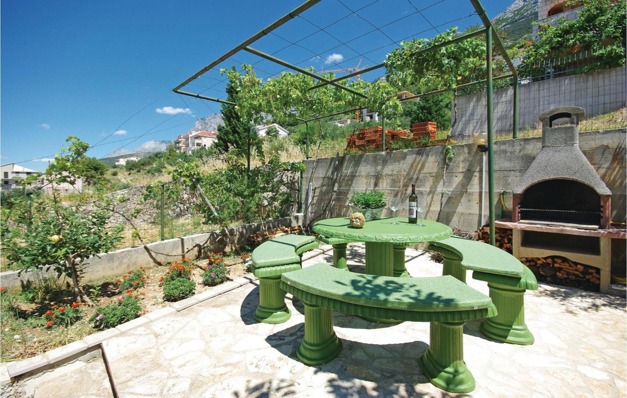 1 Bedroom Stunning Apartment In Makarska Exteriör bild